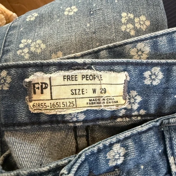 Free People EUC Blue Floral Cropped Skinny Jeans - Picture 5 of 6